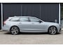 Volvo V90 T8 Plug-in hybrid AWD Ultra Dark | Luchtvering | Trekhaak | Panoramadak | Head up display | Verwarmbare voorstoelen met massagefunctie | Premium audio by Bowers&Wilkins | Interieur voorverwarming