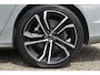Volvo V90 T8 Plug-in hybrid AWD Ultra Dark | Luchtvering | Trekhaak | Panoramadak | Head up display | Verwarmbare voorstoelen met massagefunctie | Premium audio by Bowers&Wilkins | Interieur voorverwarming