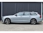 Volvo V90 T8 Plug-in hybrid AWD Ultra Dark | Luchtvering | Trekhaak | Panoramadak | Head up display | Verwarmbare voorstoelen met massagefunctie | Premium audio by Bowers&Wilkins | Interieur voorverwarming