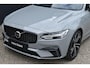 Volvo V90 T8 Plug-in hybrid AWD Ultra Dark | Luchtvering | Trekhaak | Panoramadak | Head up display | Verwarmbare voorstoelen met massagefunctie | Premium audio by Bowers&Wilkins | Interieur voorverwarming
