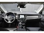 Volvo V90 T8 Plug-in hybrid AWD Ultra Dark | Luchtvering | Trekhaak | Panoramadak | Head up display | Verwarmbare voorstoelen met massagefunctie | Premium audio by Bowers&Wilkins | Interieur voorverwarming