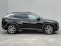 Hyundai Tucson 1.6 T-GDI PHEV Premium Sky 4WD / Accu SoH 100 % / Fabrieksgarantie tot 10-2029 / Panorama schuifdak / Dealer Onderhouden / HUD / Apple Carplay Android Auto / Camera / Elektr. stoelen & klep / Stoelventilatie / Stuur-, stoel- en achterbankverwarming / Stoelverkoeling / 19" LM wielen & All Season banden /