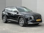 Hyundai Tucson 1.6 T-GDI PHEV Premium Sky 4WD / Accu SoH 100 % / Fabrieksgarantie tot 10-2029 / Panorama schuifdak / Dealer Onderhouden / HUD / Apple Carplay Android Auto / Camera / Elektr. stoelen & klep / Stoelventilatie / Stuur-, stoel- en achterbankverwarming / Stoelverkoeling / 19" LM wielen & All Season banden /