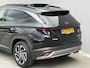 Hyundai Tucson 1.6 T-GDI PHEV Premium Sky 4WD / Accu SoH 100 % / Fabrieksgarantie tot 10-2029 / Panorama schuifdak / Dealer Onderhouden / HUD / Apple Carplay Android Auto / Camera / Elektr. stoelen & klep / Stoelventilatie / Stuur-, stoel- en achterbankverwarming / Stoelverkoeling / 19" LM wielen & All Season banden /