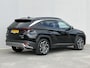 Hyundai Tucson 1.6 T-GDI PHEV Premium Sky 4WD / Accu SoH 100 % / Fabrieksgarantie tot 10-2029 / Panorama schuifdak / Dealer Onderhouden / HUD / Apple Carplay Android Auto / Camera / Elektr. stoelen & klep / Stoelventilatie / Stuur-, stoel- en achterbankverwarming / Stoelverkoeling / 19" LM wielen & All Season banden /