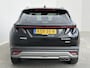 Hyundai Tucson 1.6 T-GDI PHEV Premium Sky 4WD / Accu SoH 100 % / Fabrieksgarantie tot 10-2029 / Panorama schuifdak / Dealer Onderhouden / HUD / Apple Carplay Android Auto / Camera / Elektr. stoelen & klep / Stoelventilatie / Stuur-, stoel- en achterbankverwarming / Stoelverkoeling / 19" LM wielen & All Season banden /