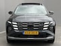 Hyundai Tucson 1.6 T-GDI PHEV Premium Sky 4WD / Accu SoH 100 % / Fabrieksgarantie tot 10-2029 / Panorama schuifdak / Dealer Onderhouden / HUD / Apple Carplay Android Auto / Camera / Elektr. stoelen & klep / Stoelventilatie / Stuur-, stoel- en achterbankverwarming / Stoelverkoeling / 19" LM wielen & All Season banden /