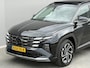 Hyundai Tucson 1.6 T-GDI PHEV Premium Sky 4WD / Accu SoH 100 % / Fabrieksgarantie tot 10-2029 / Panorama schuifdak / Dealer Onderhouden / HUD / Apple Carplay Android Auto / Camera / Elektr. stoelen & klep / Stoelventilatie / Stuur-, stoel- en achterbankverwarming / Stoelverkoeling / 19" LM wielen & All Season banden /