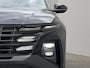 Hyundai Tucson 1.6 T-GDI PHEV Premium Sky 4WD / Accu SoH 100 % / Fabrieksgarantie tot 10-2029 / Panorama schuifdak / Dealer Onderhouden / HUD / Apple Carplay Android Auto / Camera / Elektr. stoelen & klep / Stoelventilatie / Stuur-, stoel- en achterbankverwarming / Stoelverkoeling / 19" LM wielen & All Season banden /