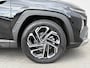 Hyundai Tucson 1.6 T-GDI PHEV Premium Sky 4WD / Accu SoH 100 % / Fabrieksgarantie tot 10-2029 / Panorama schuifdak / Dealer Onderhouden / HUD / Apple Carplay Android Auto / Camera / Elektr. stoelen & klep / Stoelventilatie / Stuur-, stoel- en achterbankverwarming / Stoelverkoeling / 19" LM wielen & All Season banden /