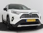 Toyota RAV4 2.5 Hybrid AWD Bi-Tone Innovation Pack I Panoramisch schuif-kanteldak I 360 graden camera I Digitale binnenspiegel I Trekhaak - 1650 KG trekgewicht | JBL | Dodehoek detectie | Navigatie | Apple CarPlay/Android Auto |