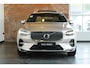 Volvo XC60 T6 Plug-in hybrid AWD Ultimate Bright | Luchtvering | Harman Kardon Premium Audio | Nappa Lederen Bekleding | Semi-Electrische Wegklapbare Trekhaak | 1ste eigenaar | Google Infotainment | Massage functie in voorstoelen | 360° Parkeercamera | Parkeersensoren voor + achter