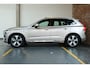 Volvo XC60 T6 Plug-in hybrid AWD Ultimate Bright | Luchtvering | Harman Kardon Premium Audio | Nappa Lederen Bekleding | Semi-Electrische Wegklapbare Trekhaak | 1ste eigenaar | Google Infotainment | Massage functie in voorstoelen | 360° Parkeercamera | Parkeersensoren voor + achter
