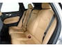 Volvo XC60 T6 Plug-in hybrid AWD Ultimate Bright | Luchtvering | Harman Kardon Premium Audio | Nappa Lederen Bekleding | Semi-Electrische Wegklapbare Trekhaak | 1ste eigenaar | Google Infotainment | Massage functie in voorstoelen | 360° Parkeercamera | Parkeersensoren voor + achter