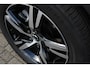 Volvo XC40 B4 Plus Dark | Panoramadak | Trekhaak | Verwarmbare voorstoelen en stuurwiel | Premium audio by Harman Kardon | Adaptieve cruise control