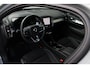 Volvo XC40 B4 Plus Dark | Panoramadak | Trekhaak | Verwarmbare voorstoelen en stuurwiel | Premium audio by Harman Kardon | Adaptieve cruise control
