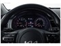 Kia Stonic 1.0 101PK 2-TONE HYBRID DYNAMICLINE APPCARPLAY/ NAVI/P-CAM/CLIMA/2XKEYELSS/PDC/LED/P-GLAS/S&S/DAKRAILS/MEDIA/BTA - 1 EIG./NL AUTO/KM = NAP