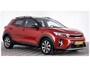 Kia Stonic 1.0 101PK 2-TONE HYBRID DYNAMICLINE APPCARPLAY/ NAVI/P-CAM/CLIMA/2XKEYELSS/PDC/LED/P-GLAS/S&S/DAKRAILS/MEDIA/BTA - 1 EIG./NL AUTO/KM = NAP