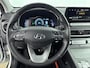 Hyundai Kona Electric EV FASHION 64 kWh | DODEHOEK DETECTIE | PDC | 3 FASE | WARMTEPOMP | CAMERA | CLIMA | CRUISE ADAPT. | NAVI | PRIVACY GLASS | DAKRAILING | APPLE CAR PLAY & ANDROID AUTO |