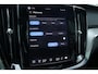 Volvo V60 T8 Plug-in hybrid AWD Plus Dark | Trekhaak | Panoramadak | Verwarmbare voorstoelen, achterbank en stuurwiel | Head-up display | 360 graden camera | Premium audio by Harman Kardon | Apple carplay/Android auto | Keyless |