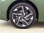 Peugeot 308 Allure Hybrid 145pk Automaat | Navigatie | Achteruitrijcamera | Climate Control | Adaptieve Cruise Control | Keyless | Led koplampen | Draadloze Apple Carplay / Android auto | Draadloze telefoonlader | Donker getint glas | 17" lichtmetalen velgen |