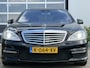 Mercedes-Benz S-klasse AMG 63 Lang Performance Package 571pk | Facelift | Achteruitrijcamera | Bi-xenon koplampen | Cruise control adaptief | Designo Interieur | Elektrisch glazen schuif-/kanteldak | Lichtmetalen velgen 20" | Voorstoelen verwarmd en geventileerd | Dealer onderh