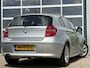 BMW 1-Serie 118i Business Line 143pk | Airco automatisch | Cruise control | Lederen bekleding | Lichtmetalen velgen 16" | Multimedia systeem | Navigatiesysteem | Radio cd speler | Rijdt perfect!