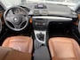 BMW 1-Serie 118i Business Line 143pk | Airco automatisch | Cruise control | Lederen bekleding | Lichtmetalen velgen 16" | Multimedia systeem | Navigatiesysteem | Radio cd speler | Rijdt perfect!