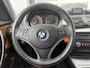 BMW 1-Serie 118i Business Line 143pk | Airco automatisch | Cruise control | Lederen bekleding | Lichtmetalen velgen 16" | Multimedia systeem | Navigatiesysteem | Radio cd speler | Rijdt perfect!