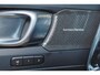 Volvo EX40 Single Motor Extended Range Plus Black Ed. 82 kWh - IntelliSafe Assist & Surround - 360º Camera - Harman/Kardon audio - Verwarmde voorstoelen, stuur & achterbank - Parkeersensoren voor & achter - Elektr. bedienb. voorstoelen met geheugen links - Draadloze tel. lader - Warmtepomp - 20' LMV