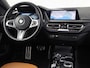 BMW 1-Serie 118i M Sport Automaat (PANORAMADAK, M PAKKET, DEALER ONDERHOUDEN, STUUR/STOELVERWARMING, CAMERA, BRUIN LEDER, SPOILER, BLACK PACK, SFEERVERLICHTING, NIEUWSTAAT)