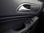 Mercedes-Benz A-klasse 180 AMG Sport Automaat (NAVIGATIE, LEDER, STOELVERWARMING, SPORTSTOELEN, ZWART HEMEL, PARKEERSENSOREN, TREKHAAK, CRUISE, NIEUWSTAAT)