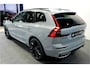 Volvo XC60 2.0 T6 AWD 247kW/336pk Aut8 MJ2027, NIEUW €83.347! Plug-in Ultra Black Ed. LUCHTVERING + HARMAN/KARDON + PANORAMADAK + EL.TREKHAAK + HEAD-UP + PILOT ASSIST + STOELVERWARMING V&A + STUURVERWARMING + 360 CAMERA + 21" LM-VELGEN!!