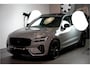 Volvo XC60 2.0 T6 AWD 247kW/336pk Aut8 MJ2027, NIEUW €83.347! Plug-in Ultra Black Ed. LUCHTVERING + HARMAN/KARDON + PANORAMADAK + EL.TREKHAAK + HEAD-UP + PILOT ASSIST + STOELVERWARMING V&A + STUURVERWARMING + 360 CAMERA + 21" LM-VELGEN!!
