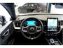 Volvo XC60 2.0 T6 AWD 247kW/336pk Aut8 MJ2027, NIEUW €83.347! Plug-in Ultra Black Ed. LUCHTVERING + HARMAN/KARDON + PANORAMADAK + EL.TREKHAAK + HEAD-UP + PILOT ASSIST + STOELVERWARMING V&A + STUURVERWARMING + 360 CAMERA + 21" LM-VELGEN!!