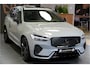 Volvo XC60 2.0 T6 AWD 247kW/336pk Aut8 MJ2027, NIEUW €83.347! Plug-in Ultra Black Ed. LUCHTVERING + HARMAN/KARDON + PANORAMADAK + EL.TREKHAAK + HEAD-UP + PILOT ASSIST + STOELVERWARMING V&A + STUURVERWARMING + 360 CAMERA + 21" LM-VELGEN!!