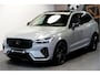 Volvo XC60 2.0 T6 AWD 247kW/336pk Aut8 MJ2027, NIEUW €83.347! Plug-in Ultra Black Ed. LUCHTVERING + HARMAN/KARDON + PANORAMADAK + EL.TREKHAAK + HEAD-UP + PILOT ASSIST + STOELVERWARMING V&A + STUURVERWARMING + 360 CAMERA + 21" LM-VELGEN!!