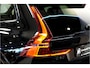 Volvo XC60 2.0 T6 AWD 247kW/336pk Aut8 MJ2027, NIEUW €82.042! Plug-in Ultra Black Ed. LUCHTVERING + HARMAN/KARDON + PANORAMADAK + EL.TREKHAAK + HEAD-UP + PILOT ASSIST + STOELVERWARMING V&A + STUURVERWARMING + 360 CAMERA + 21" LM-VELGEN!!