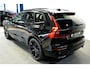 Volvo XC60 2.0 T6 AWD 247kW/336pk Aut8 MJ2027, NIEUW €82.042! Plug-in Ultra Black Ed. LUCHTVERING + HARMAN/KARDON + PANORAMADAK + EL.TREKHAAK + HEAD-UP + PILOT ASSIST + STOELVERWARMING V&A + STUURVERWARMING + 360 CAMERA + 21" LM-VELGEN!!