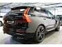 Volvo XC60 2.0 T6 AWD 247kW/336pk Aut8 MJ2027, NIEUW €82.042! Plug-in Ultra Black Ed. LUCHTVERING + HARMAN/KARDON + PANORAMADAK + EL.TREKHAAK + HEAD-UP + PILOT ASSIST + STOELVERWARMING V&A + STUURVERWARMING + 360 CAMERA + 21" LM-VELGEN!!