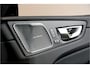 Volvo XC60 2.0 T6 AWD 247kW/336pk Aut8 MJ2027, NIEUW €82.042! Plug-in Ultra Black Ed. LUCHTVERING + HARMAN/KARDON + PANORAMADAK + EL.TREKHAAK + HEAD-UP + PILOT ASSIST + STOELVERWARMING V&A + STUURVERWARMING + 360 CAMERA + 21" LM-VELGEN!!