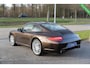 Porsche 911 997.2 3.6 Carrera PDK MK2| 2 eig. | Org.NL NAP | Youngtimer | Schuifdak | Volleder | Sportuitlaat | 19 inch | MY 2009 | Macadamia Metallic PTS | Volledig Onderhouden