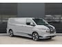 Ford E-Transit Custom 340 L2H1 Sport 71 kWh 218pk - 2x Schuif - ACC - B&O - Navi - Stoel/Stuurverwarming - 360 Camera - Trekhaak - Rijklaar