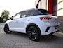 Volkswagen T-Roc 1.5 TSI R-Line 150 PK Black Line Facelift| Adaptive Cruise | Alcantara | Matrix Led | Digitaal Dash | Carplay | Stoelverwarming | Stuurwielverwarming | Stoelmassage | Draadloos opladen | Camera | Ambient - Sfeerverlichting | Dodehoek