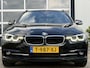 BMW 3-Serie Touring 318i High Executive 136pk | Bluetooth | Cruise control | Elektrisch bedienbare achterklep | LED koplampen | Parkeersensor voor en achter | Rondomzicht camera | Voorstoelen verwarmd | Zeer nette auto!