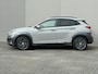 Hyundai Kona 1.6 GDI HEV Premium Sky / Fabrieksgarantie t/m 07-2027 / Schuif/open dak / Stoelverwarming / Lederen bekleding / Achteruitrijcamera / Apple CarPlay/Android Auto / Navigatiesysteem /