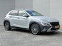 Hyundai Kona 1.6 GDI HEV Premium Sky / Fabrieksgarantie t/m 07-2027 / Schuif/open dak / Stoelverwarming / Lederen bekleding / Achteruitrijcamera / Apple CarPlay/Android Auto / Navigatiesysteem /