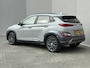 Hyundai Kona 1.6 GDI HEV Premium Sky / Fabrieksgarantie t/m 07-2027 / Schuif/open dak / Stoelverwarming / Lederen bekleding / Achteruitrijcamera / Apple CarPlay/Android Auto / Navigatiesysteem /