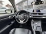 Lexus CT 200h Luxury Line | Leer, Geheugenfunctie, Stoelverwarming, Parkeersensoren, Navigatie, Camera, Licht + Regensensor