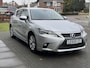 Lexus CT 200h Luxury Line | Leer, Geheugenfunctie, Stoelverwarming, Parkeersensoren, Navigatie, Camera, Licht + Regensensor